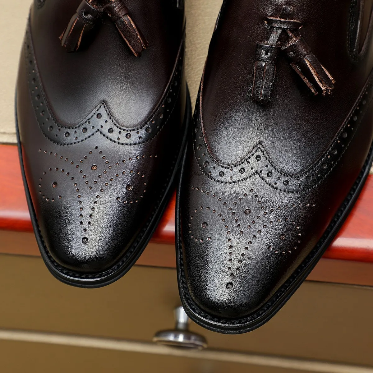 Men's shoes 💰560 💰 Louis Vuitton LV ® Autumn and Winter 🆕 models 🔛Full shoe counter First layer cowhide, 🐂Leather lined casual shoes for men, super soft outsole, a must-have for driving. Counter synchronization Original first layer cowhide Completely 1:1 mold customization 🌹Top version, 2 colors available! Number: 38-45 (37.46. Customized)